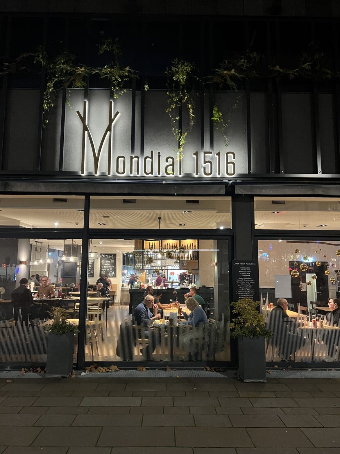 Mondial 1516 Restaurant Exterior
