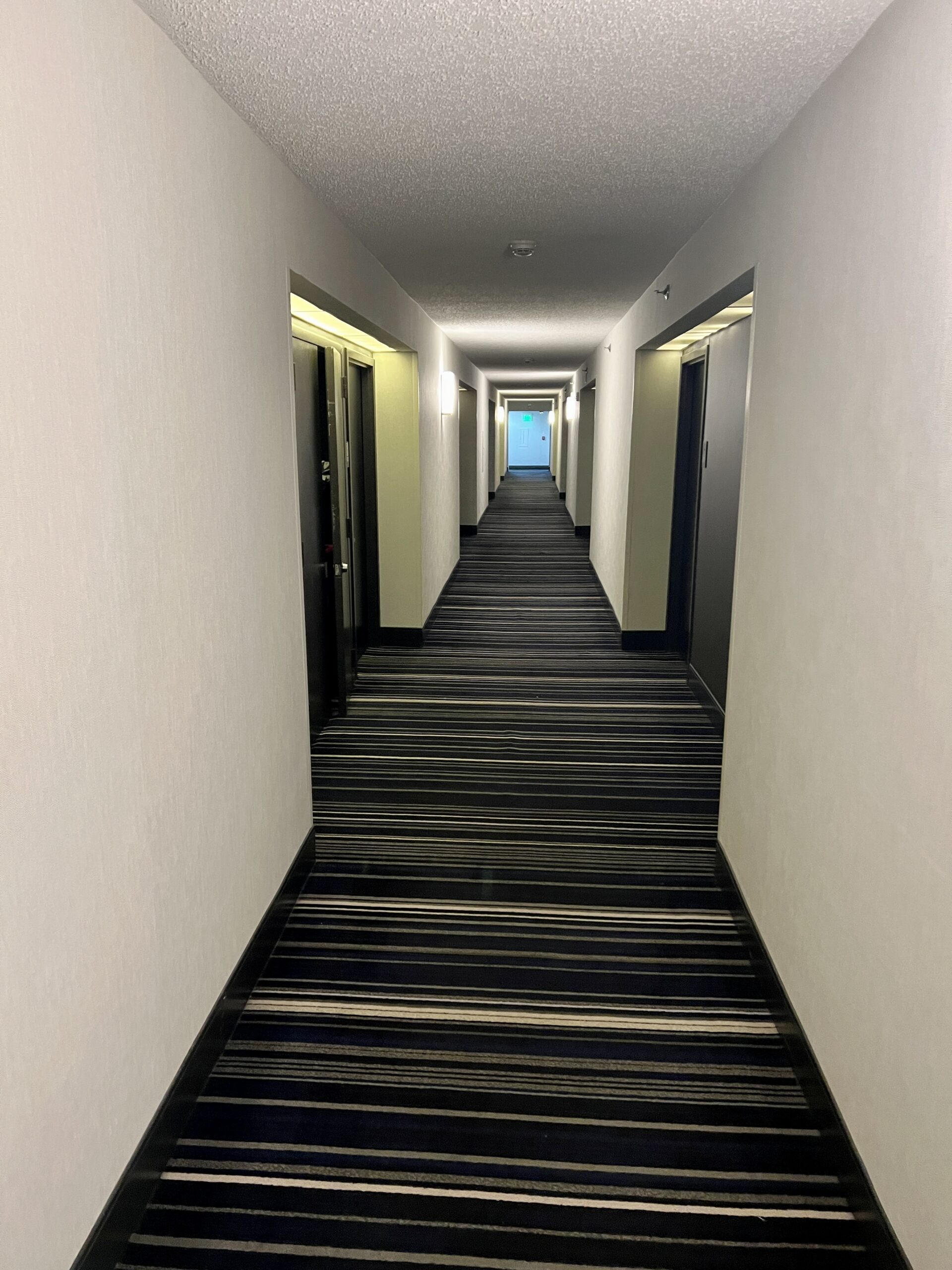 Marriott EWR Hallway