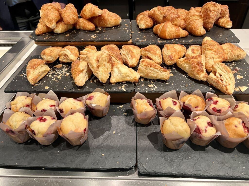 Lounge Review Delta Sky Club® (JFK Gate 31) The Bulkhead Seat