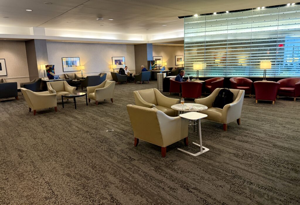 Delta Sky Club CVG 28