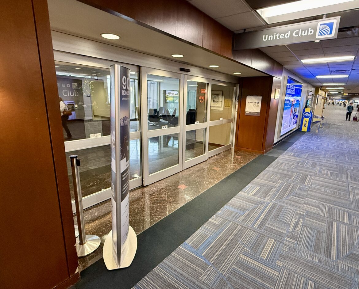 United Club IAD C17 11