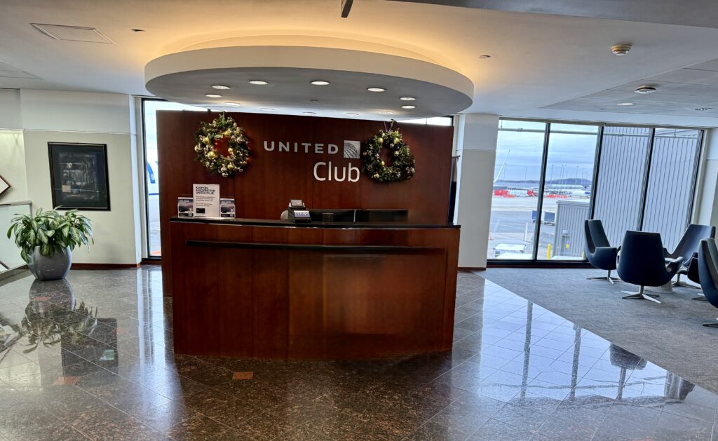 United Club IAD C17 1