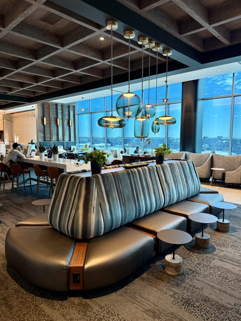 Delta Sky Club ATL D18 32