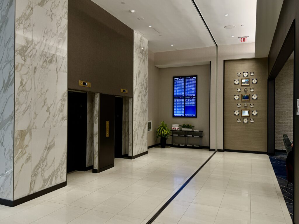 Delta Sky Club ATL D18 49