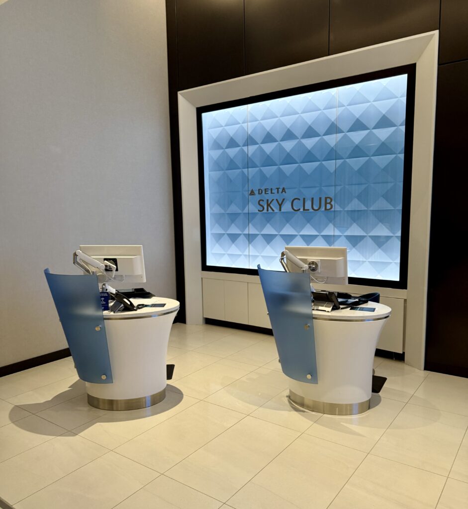 Delta Sky Club ATL D18 50