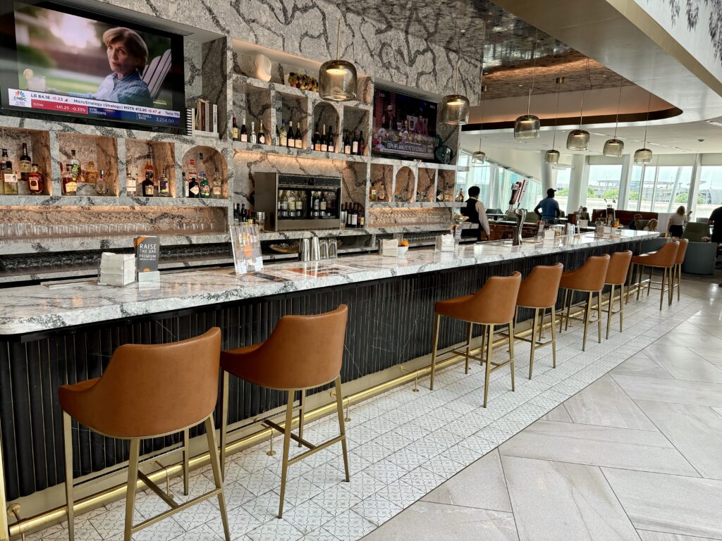 Delta Sky Club CLT 24