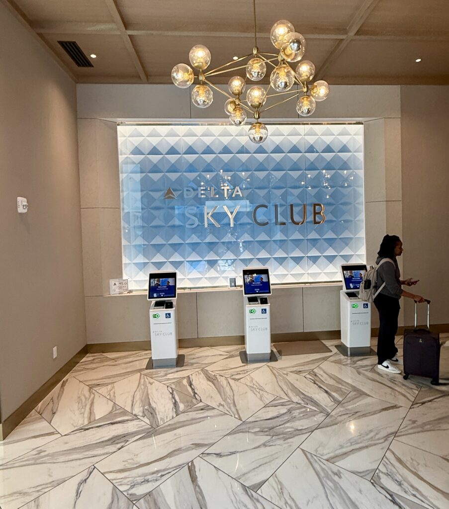 Delta Sky Club CLT 28