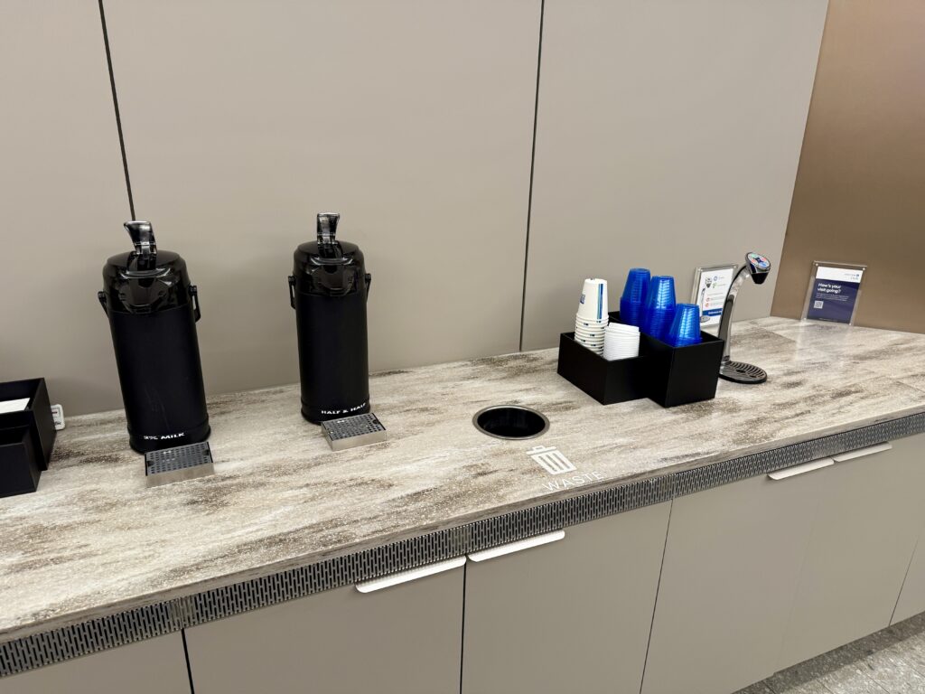 United Club Fly IAH 8