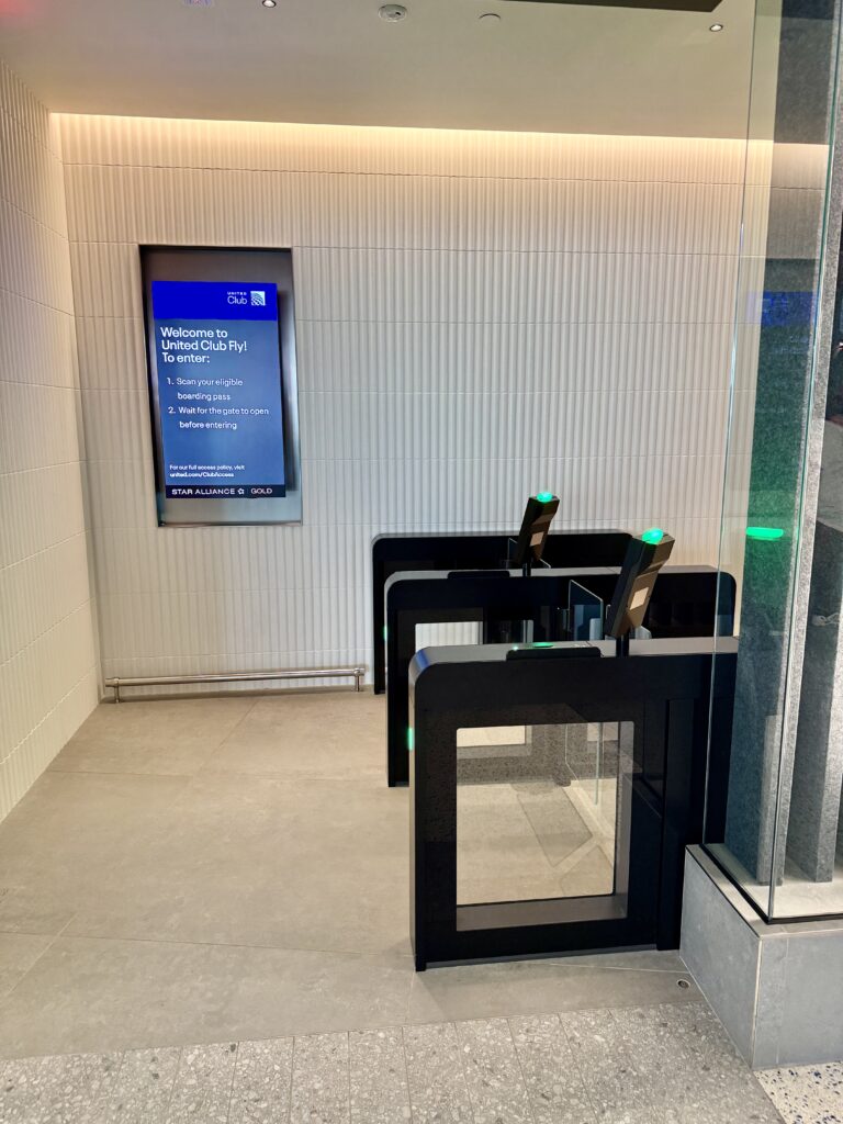United Club Fly IAH 14
