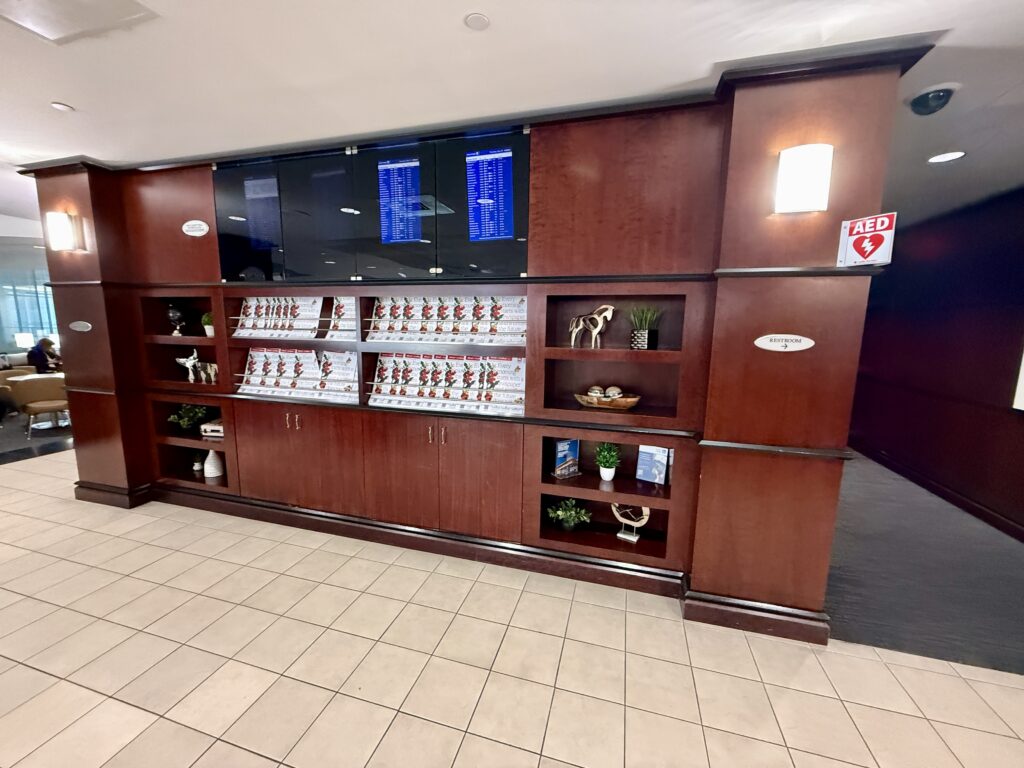 United Club IAH E 28