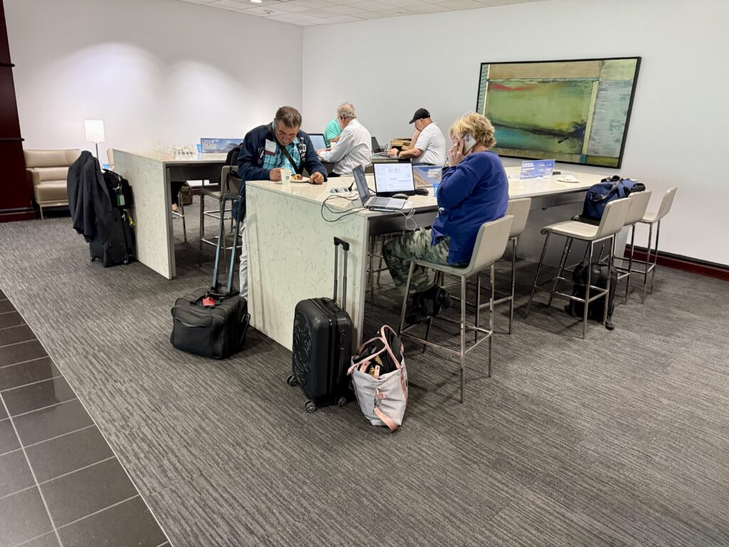 United Club IAH E 26