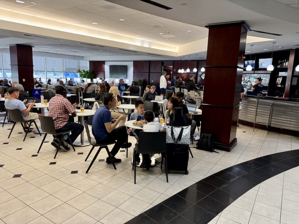 United Club IAH E 25