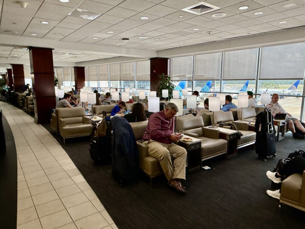 United Club IAH E 24