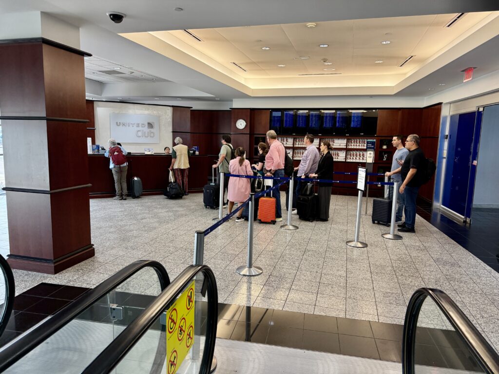 United Club IAH E 7