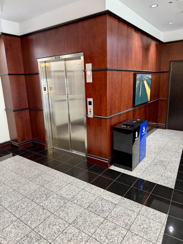 United Club IAH E 9
