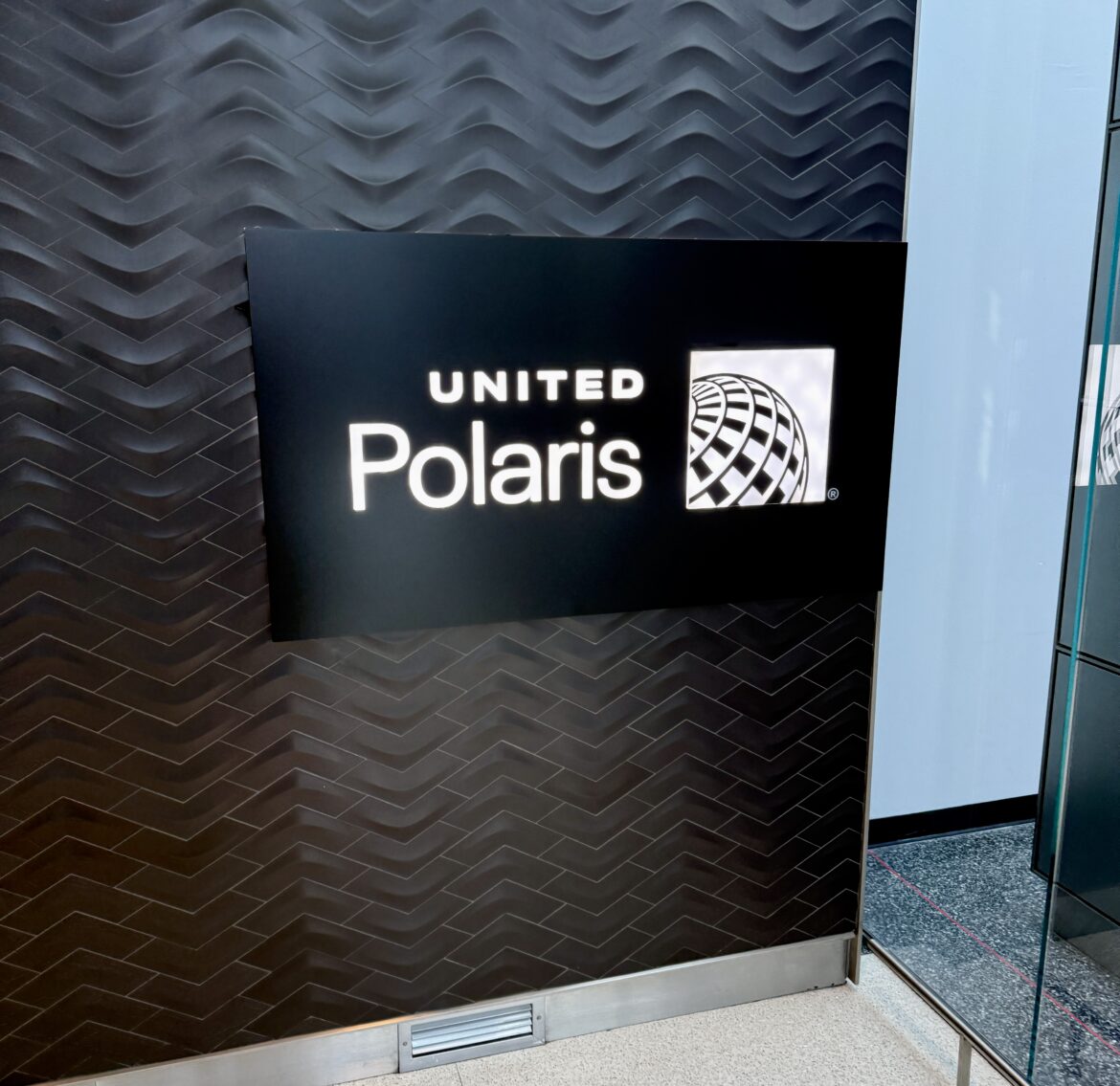 ORD Polaris Lounge