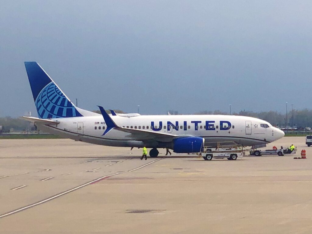 United 737-700