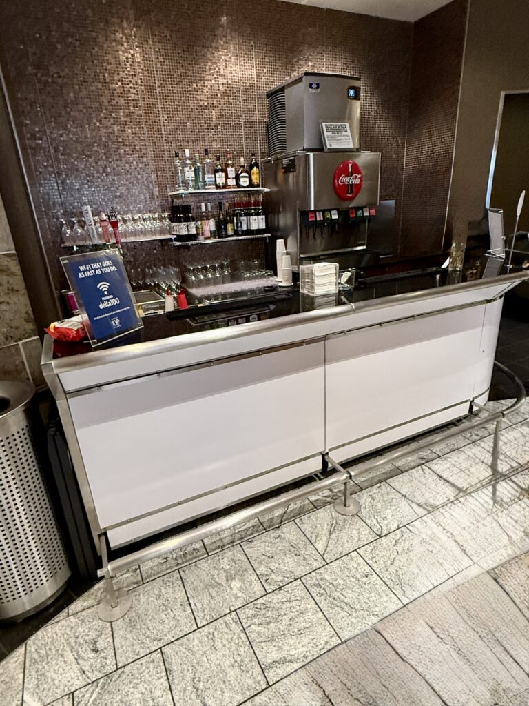 Delta Sky Club DTW C 6