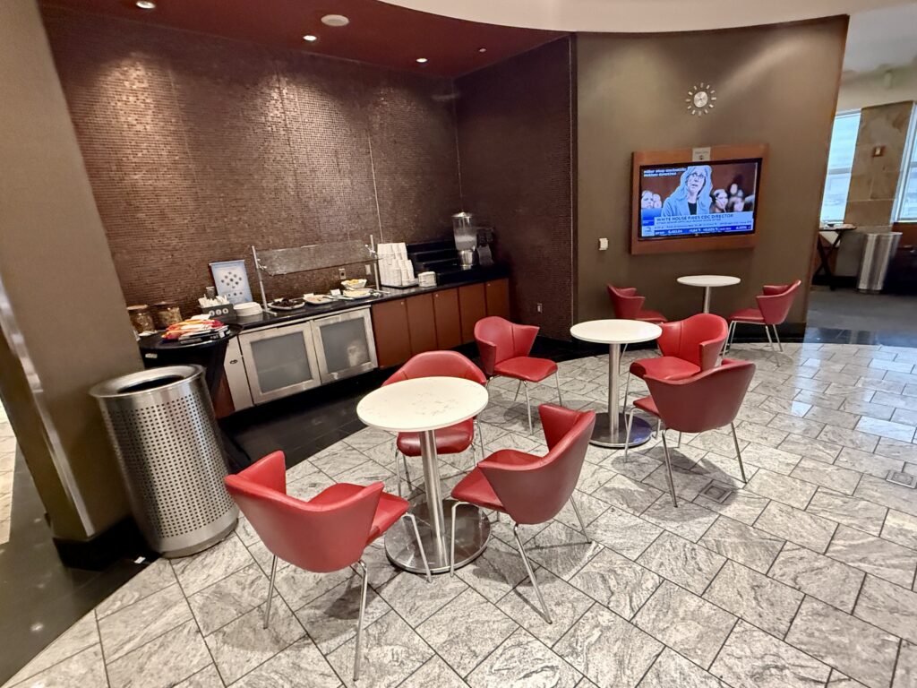Delta Sky Club DTW C 28