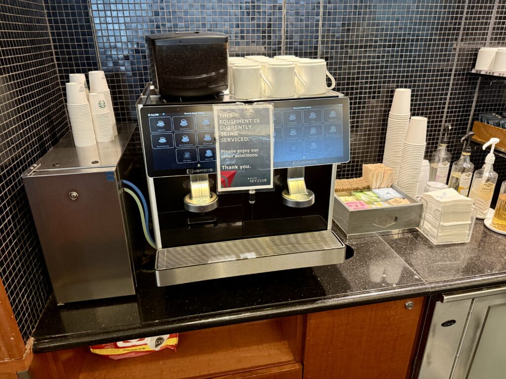 Delta Sky Club DTW C 4