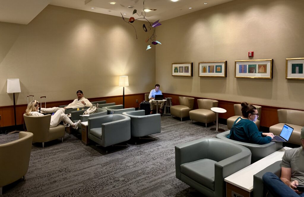 Delta Sky Club DTW C 30