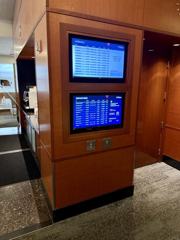 Delta Sky Club DTW C 38