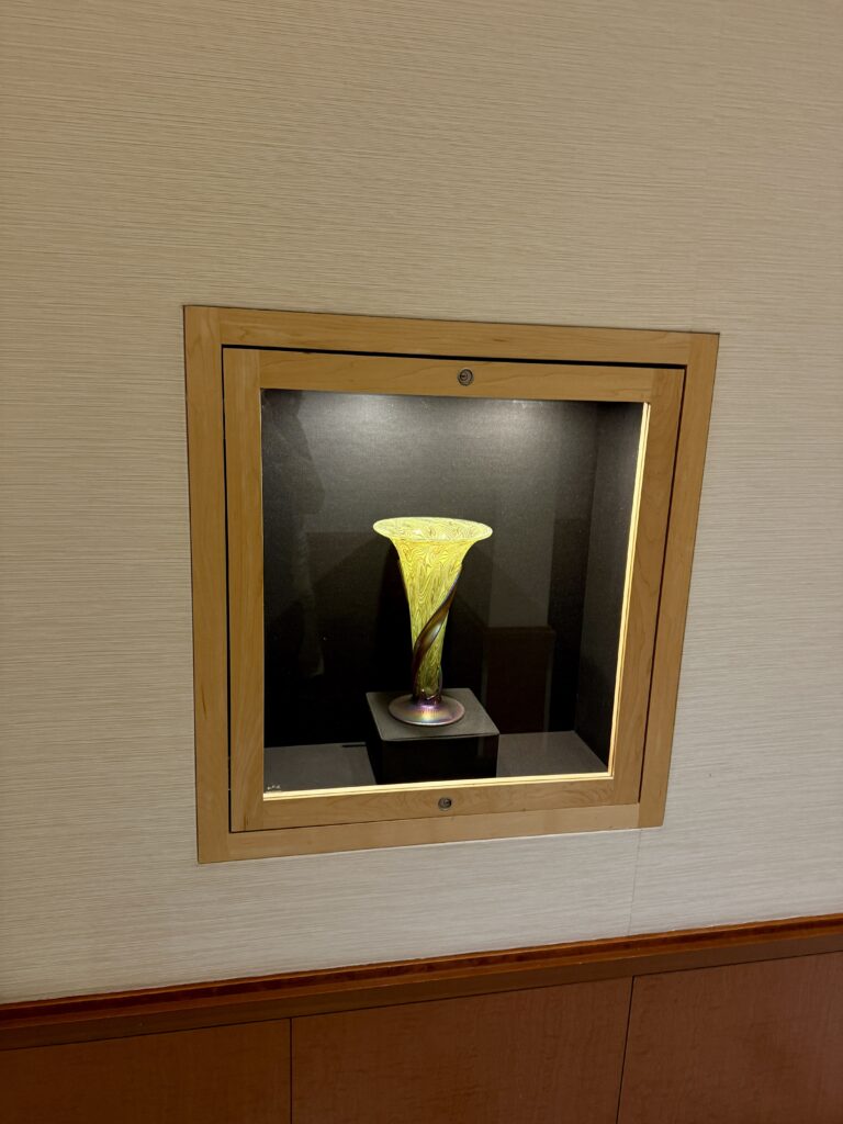 Delta Sky Club DTW C 33