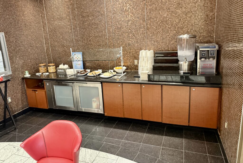 Delta Sky Club DTW C 26