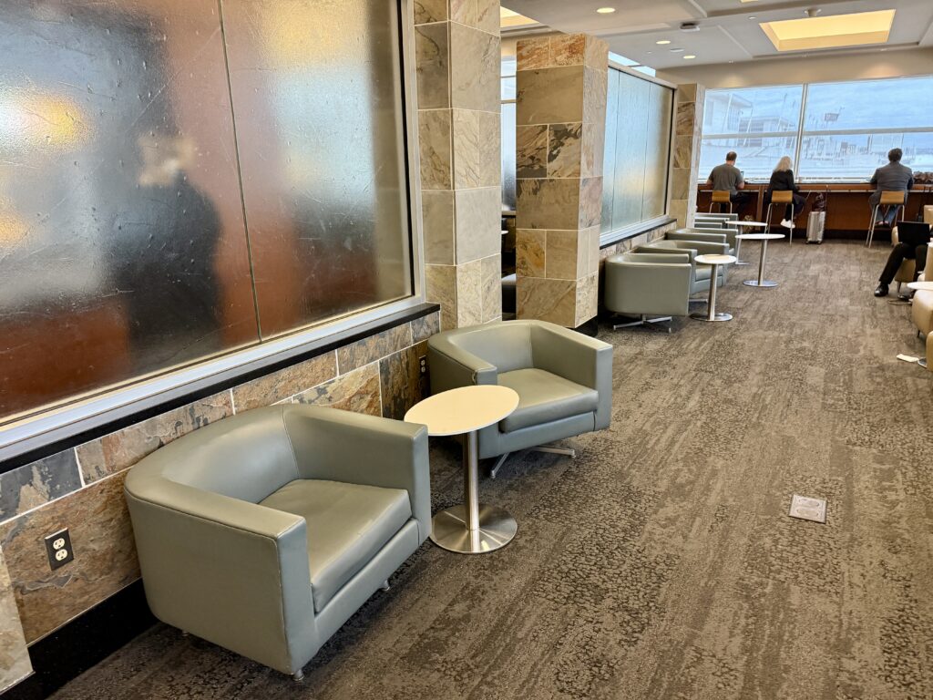 Delta Sky Club DTW C 27