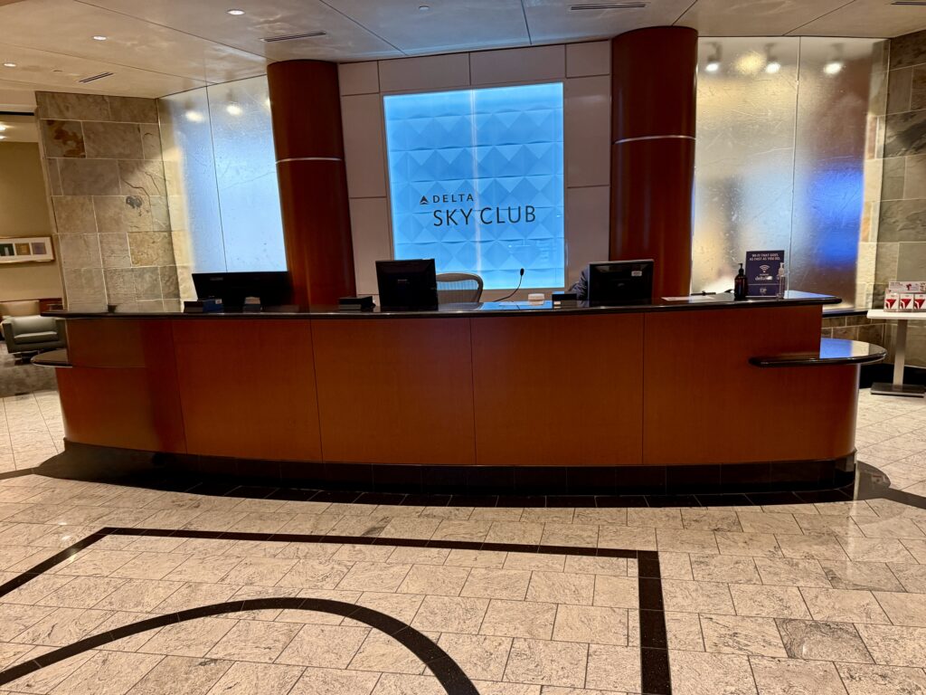 Delta Sky Club DTW C 7
