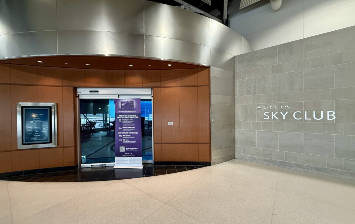 Delta Sky Club DTW C 8