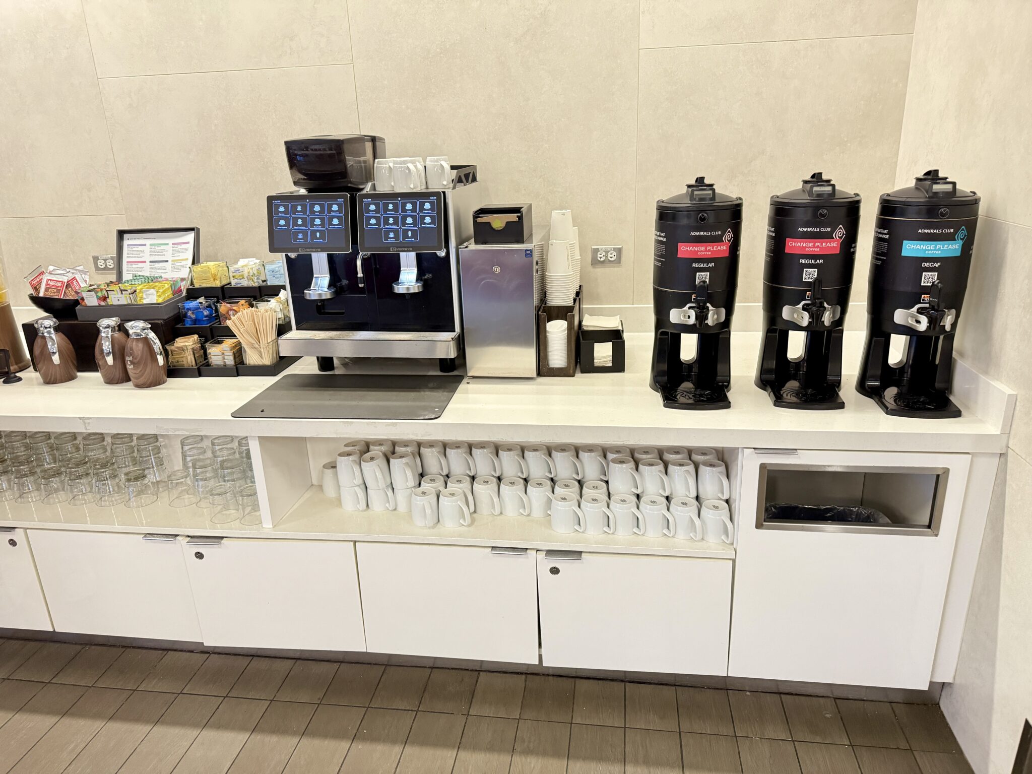 Lounge Review: Admirals Club® (ORD – Terminal 3, Concourse H/K) - The ...