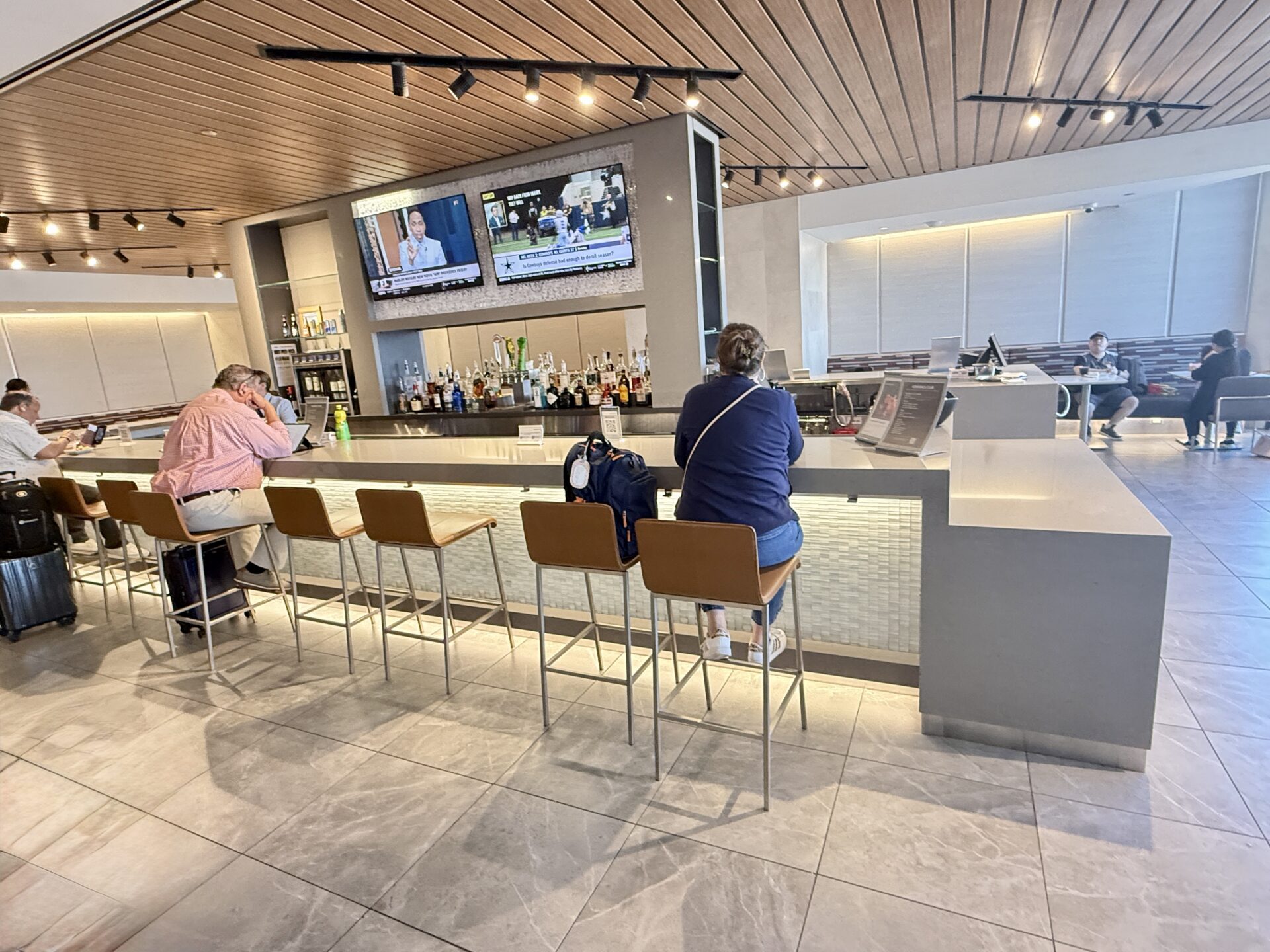 Lounge Review: Admirals Club® (ORD – Terminal 3, Concourse H/K) - The ...