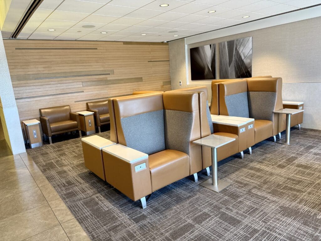 AA Admirals Club LAX T4 28