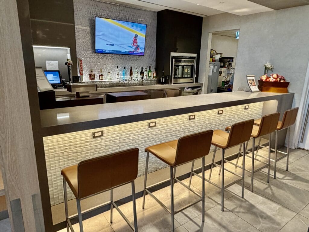 AA Admirals Club YYZ 3