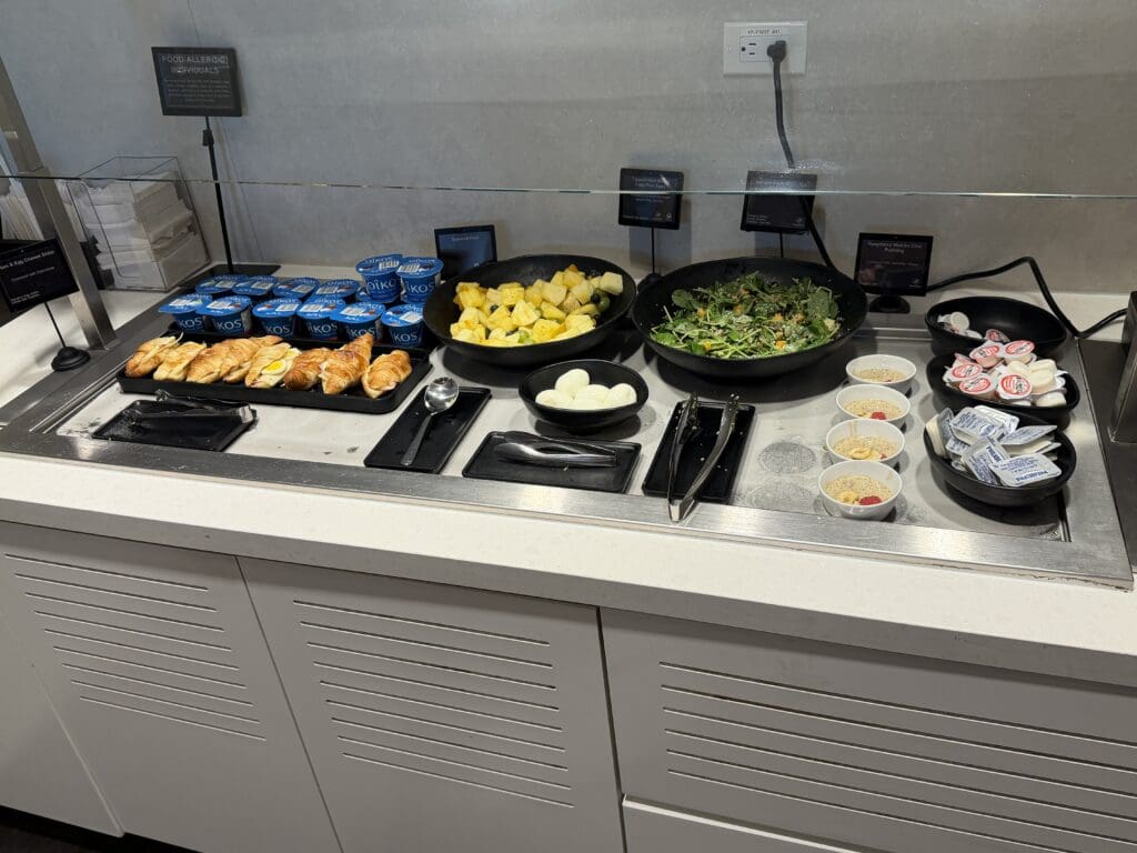 AA Admirals Club YYZ 4