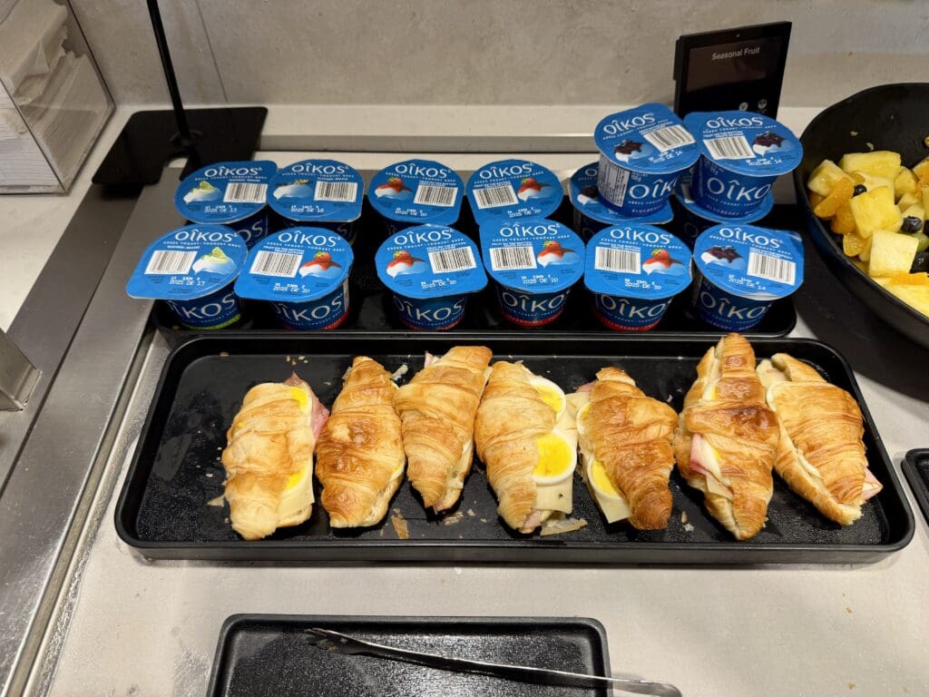 AA Admirals Club YYZ 7