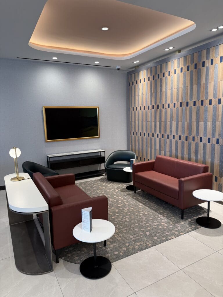 Escape Lounge CVG 24